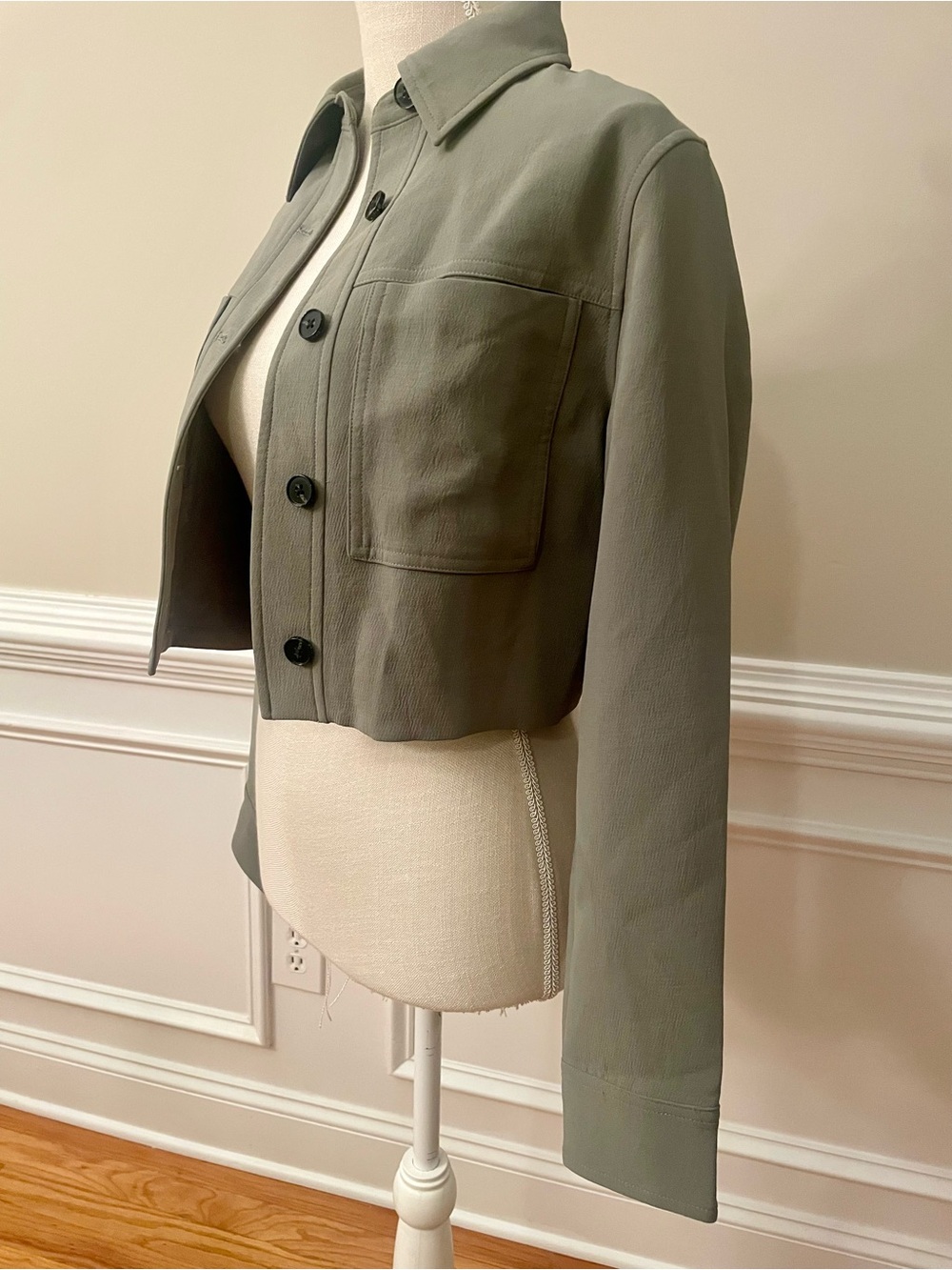 Aritzia Wilfred Little Cropped Crepette Jacket Smoky Sage Green Size X Small NWT - Picture 5 of 10